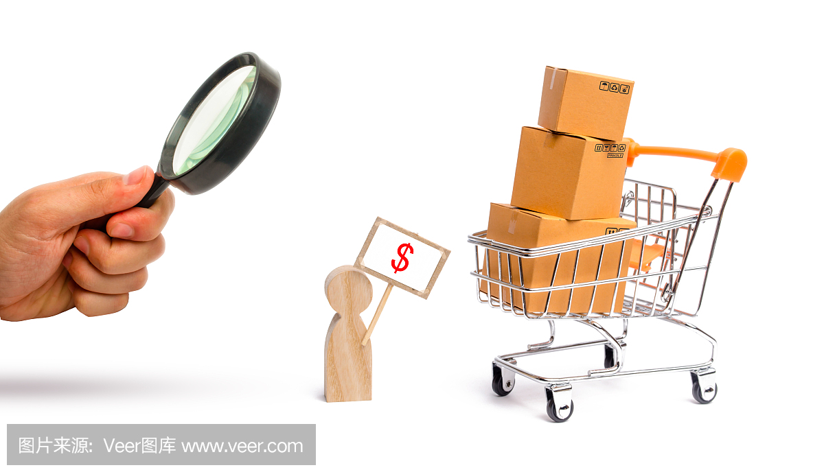 一個拿著放大鏡在看海報的男人在賣商品。裝著箱子和貨物的超市手推車。商業和貿易的概念,產品的銷售和購買,網上購物